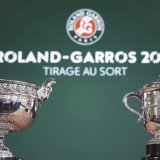 Les trophées de Roland-Garros ont été présentés au public lors du tirage au sort KEYSTONE/AP/Christophe Ena